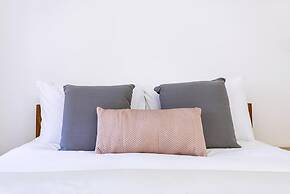 Bright & Comfortable Angel Apartment