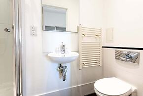 Bright & Comfortable Angel Apartment