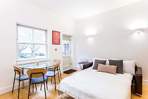 Bright & Comfortable Angel Apartment