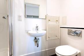 Bright & Comfortable Angel Apartment