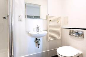 Bright & Comfortable Angel Apartment