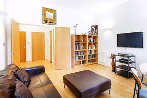 Bright & Comfortable Angel Apartment