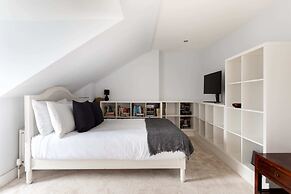 Bright Maida Vale Apartment