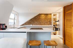 Bright Maida Vale Apartment