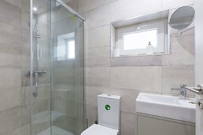 Modern Victoria Park Apartment