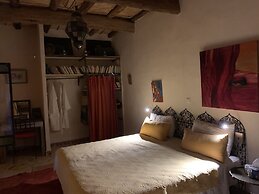 Room in Guest Room - Charming Guest House for 4 People
