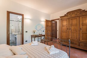 New Refined Villa Rayskaya In Monte Compatri
