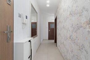 Kraków Błonia Apartment by Renters