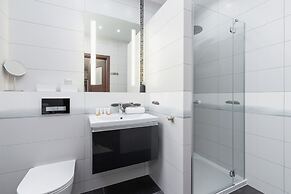 Kraków Błonia Apartment by Renters