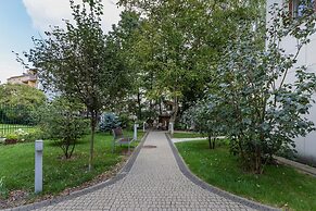 Kraków Błonia Apartment by Renters