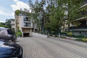 Kraków Błonia Apartment by Renters