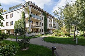 Kraków Błonia Apartment by Renters