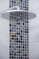 Kraków Błonia Apartment by Renters