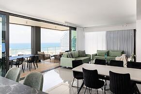 Luxury with Terrace & Sea View by FeelHome