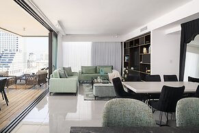 Luxury with Terrace & Sea View by FeelHome