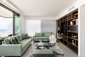 Luxury with Terrace & Sea View by FeelHome