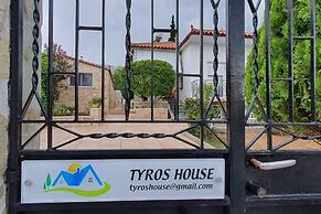 Charming 3-bed House in Tyros