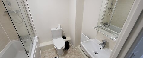 Inviting 6-bed House in Nuneaton