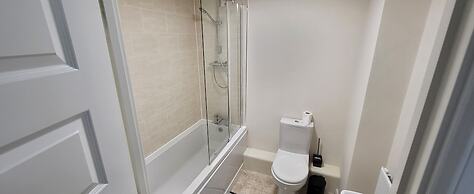 Inviting 6-bed House in Nuneaton