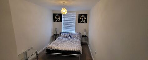 Inviting 6-bed House in Nuneaton