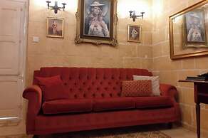 2 Bed House Sleeps 3 - Wifi, Aircon, Balcony