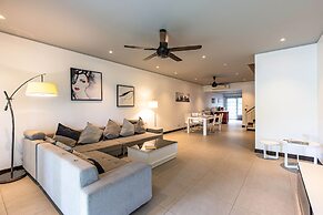 4 BR Townhouse in Great Location BSS