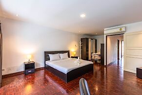 4 BR Townhouse in Great Location BSS