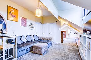 Entire Artistic Open-plan Top Floor Apartment