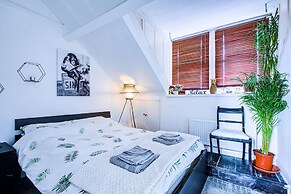 Entire Artistic Open-plan Top Floor Apartment