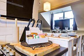 Entire Artistic Open-plan Top Floor Apartment