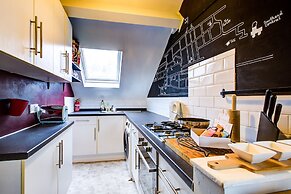 Entire Artistic Open-plan Top Floor Apartment