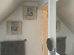 Entire Artistic Open-plan Top Floor Apartment