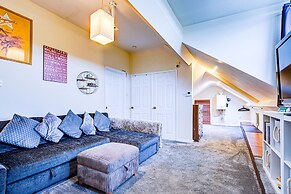 Entire Artistic Open-plan Top Floor Apartment