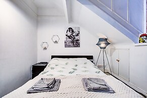 Entire Artistic Open-plan Top Floor Apartment