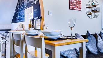 Entire Artistic Open-plan Top Floor Apartment