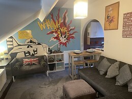 Entire Artistic Open-plan Top Floor Apartment