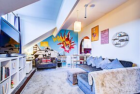 Entire Artistic Open-plan Top Floor Apartment