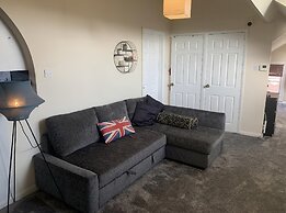 Entire Artistic Open-plan Top Floor Apartment