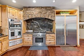 Townsend Flagstaff 3 Bedroom Home by RedAwning