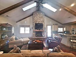 Townsend Flagstaff 3 Bedroom Home by RedAwning