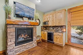 Townsend Flagstaff 3 Bedroom Home by RedAwning