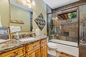 Townsend Flagstaff 3 Bedroom Home by RedAwning
