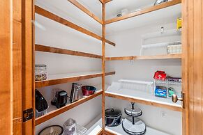 Townsend Flagstaff 3 Bedroom Home by RedAwning