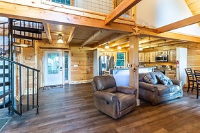 Stunning 2BR Cabin with Mountain Views
