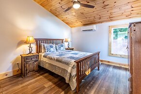 Stunning 2BR Cabin with Mountain Views