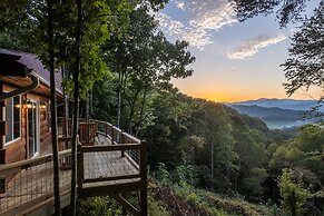 Stunning 2BR Cabin with Mountain Views