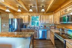 Stunning 2BR Cabin with Mountain Views
