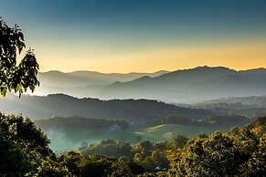 Stunning 2BR Cabin with Mountain Views