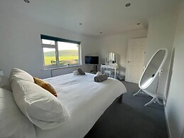Luxury 5-bed House With Tennis Court & Games Room