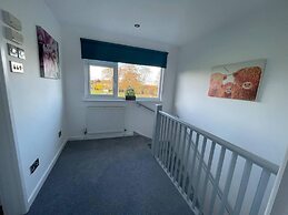 Luxury 5-bed House With Tennis Court & Games Room